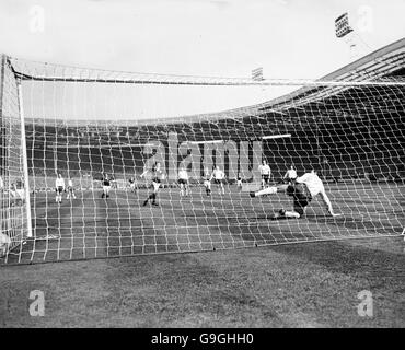 Der schottische Jim Baxter trifft eine Strafe an Englands Torhüter Gordon vorbei Banken Stockfoto