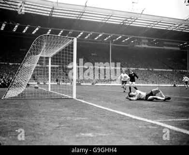 England-Torhüter Gordon Banks hält Schottland nicht davon ab, seine Tore zu schlagen Drittes Tor Stockfoto