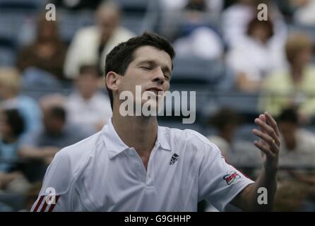 Der britische Tim Henman zeigt seine Angst während seines Spiels gegen Roger Federer, Weltranglister, beim US Open in Flushing Meadow, New York. Stockfoto