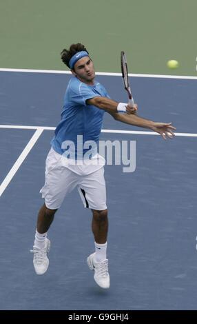 Roger Federer, die Nummer eins der Welt, setzt sich bei den US Open in Flushing Meadow, New York, gegen Tim Henman aus Großbritannien ein. Stockfoto