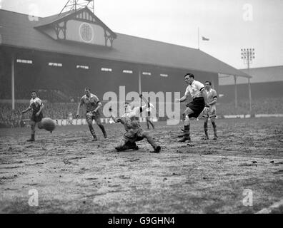 Fußball - League Division One - Tottenham Hotspur gegen Manchester City. George Robb (r) von Tottenham Hotspur schießt auf das Tor, als Cliff Sear (l) von Manchester City versucht, seine Bemühungen zu blockieren Stockfoto