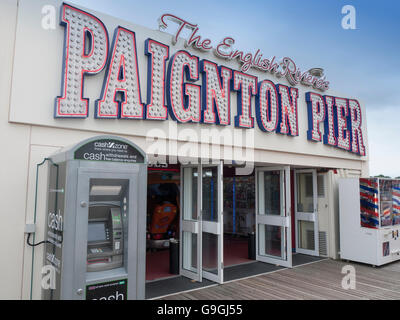 Eintritt in die Spielhalle auf Paignton Pier in Devon UK Stockfoto