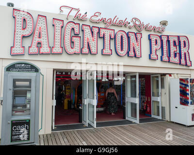 Eintritt in die Spielhalle auf Paignton Pier in Devon UK Stockfoto