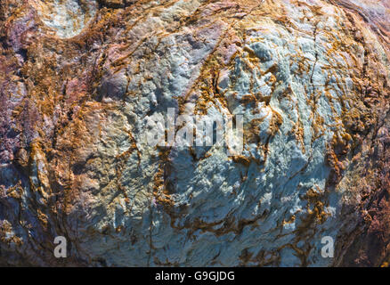 Geologie, zeigen einige der bunten Felsen am Church Bay Beach an der nördlichen Westküste auf Isle of Anglesey North Wales UK Stockfoto