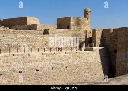 Bahrain Fort stammt aus dem Kupfer- und Bronzealter 2300 v. Chr. Einst Hauptstadt der Dilmun-Zivilisation. Blick auf die Westmauer Stockfoto