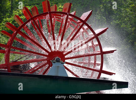 Rote Schaufelrad am Flussboot Besprühen mit Wasser in der Sonne. Stockfoto