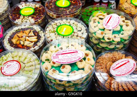 Der berühmte Hussain Mohammed Showaiter Sweets Shop. Muhurraq, Bahrain. Traditionelles Rosenwasser, Sesam, Pistazienhalva und Süßigkeiten Stockfoto