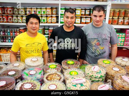 Der berühmte Hussain Mohammed Showaiter Sweets Shop. Muhurraq, Bahrain. Traditionelles Rosenwasser, Sesam, Pistazienhalva und Süßigkeiten Stockfoto