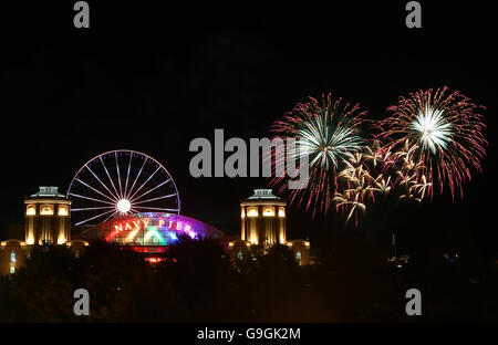 Ein Blick auf Navy Pier und das neue centennial Riesenrad mit Feuerwerk in der Nacht in Chicago, Illinois, Vereinigte Staaten von Amerika. Stockfoto