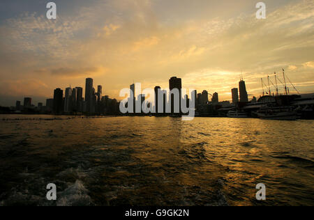 Ein Blick auf Navy Pier vom Lake Michigan an Bord eines Seadog Chicago-Kreuzfahrt bei Sonnenuntergang in Chicago, Illinois, Vereinigte Staaten von Amerika. Stockfoto