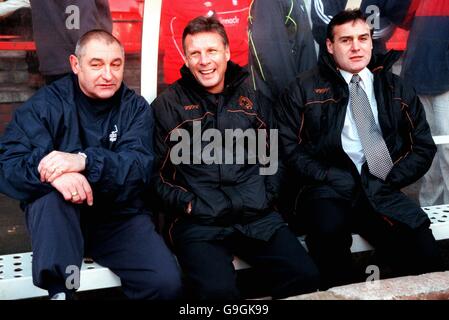 Wolverhampton Wanderers' neu ernannter Manager Dave Jones beobachtet von der Bank, wie sein Team Nottingham Forest übernimmt.Er wird von (l-r) Dennis Booth, Forest Coach und John ward, Wolves First Teamcoach, begleitet. Stockfoto