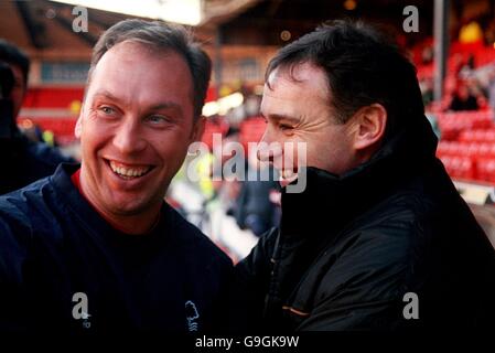 Wolverhampton Wanderers' neu ernannter Manager Dave Jones hat einen Pre-Match-Chat mit dem Manager von Rivalchef Nottingham Forest, David Platt. Stockfoto