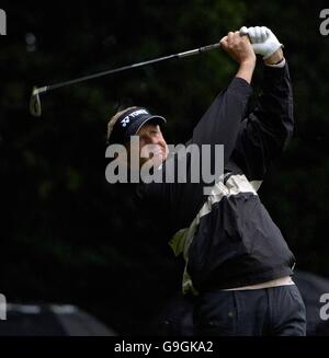 Der schottische Colin Montgomerie schlägt sich während der HSBC World Match Play Championship in Wentworth, Surrey, am zweiten Loch ab. Stockfoto