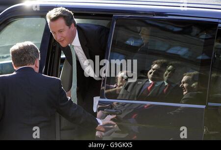 Der konservative Führer David Cameron kommt nach Glasgow, nachdem er behauptet hat, dass die englische Ignoranz gegenüber Schottland die Union zwischen den beiden Ländern schädigt. Stockfoto