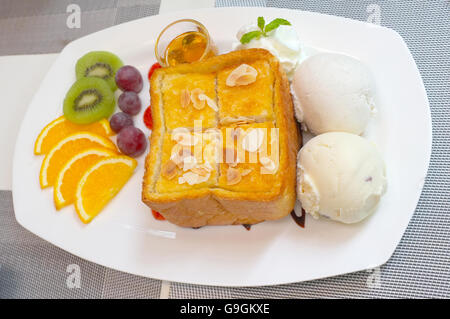 Honig-Toast mit gemischten Früchten und Eis Stockfoto