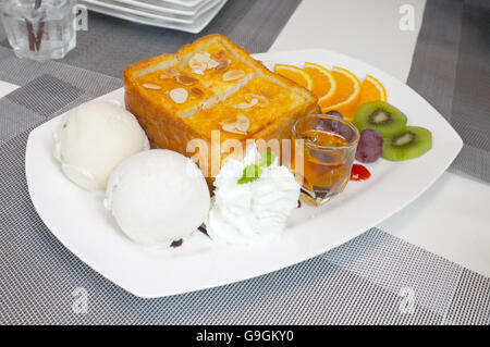 Honig-Toast mit gemischten Früchten und Eis Stockfoto