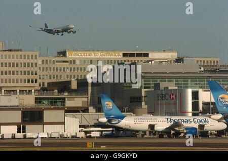 Der thailändische Premierminister Thaksin Shinawatra landet auf dem Flughafen Gatwick in der Nähe von London, nachdem er von New York aus in das Vereinigte Königreich geflogen war. DRÜCKEN Sie VERBANDSFOTO. Bilddatum: Mittwoch, 20. September 2006. Siehe PA Geschichte POLITIK Thailand. Nach Angaben des Auswärtigen Amtes hat Herr Thaksin nicht darum gebeten, Tony Blair oder andere Minister während eines so genannten "privaten Besuchs" zu treffen. Außenministerin Margaret Beckett sagte, dass die Tatsache, dass Herr Thaksin Großbritannien besucht habe, nicht bedeute, dass die Regierung seine Wiedereinstellung unterstütze. Herr Thaksin hatte eine Rede vor der UNO vorbereitet Stockfoto