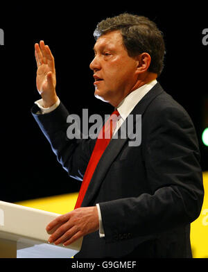 Grigori Jawlinski, Vorsitzender der Russischen Demokratischen Partei, hält eine Rede auf der Jahreskonferenz der Liberaldemokratischen Partei in Brighton. Stockfoto