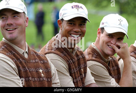 USA Ryder Cup Spieler, (von links nach rechts), Brett Wetterich, Tiger Woods und Zach Johnson während des offiziellen Team Photo Call, vor der heutigen letzten Übungsrunde und Eröffnungszeremonie, im K Club, Co Kildare, Irland, vor dem Ryder Cup, der am Donnerstag beginnt. Stockfoto