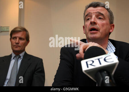 Der Vorstandsvorsitzende von Ryanair, Michael O'Leary, spricht, während der Ryanair-Jahreshauptversammlung im Clarion Hotel am Flughafen Dublin der Direktor James Osbourne (links) zuhört. Stockfoto