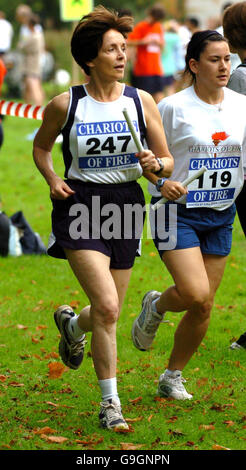 Mary Archer nimmt am Charity Race Chariots of Fire rund um das Zentrum von Cambridgetown Teil. PRESSEVERBAND Foto Datum: Sonntag, 24 2006. September. Auf den Spuren des Films Chariots of Fire. Das Rennen führt durch die Straßen und Colleges von Cambridge und wird jedes Jahr zur Unterstützung einer anderen Wohltätigkeitsorganisation veranstaltet. Im Jahr 2006 wird die East Anglian Air Ambulance unterstützt. Der Bildnachweis sollte Chris Radburn/PA lauten Stockfoto