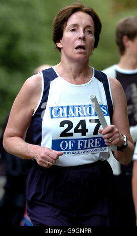 Mary Archer nimmt am Charity Race Chariots of Fire rund um das Zentrum von Cambridgetown Teil. PRESSEVERBAND Foto Datum: Sonntag, 24 2006. September. Auf den Spuren des Films Chariots of Fire. Das Rennen führt durch die Straßen und Colleges von Cambridge und wird jedes Jahr zur Unterstützung einer anderen Wohltätigkeitsorganisation veranstaltet. Im Jahr 2006 wird die East Anglian Air Ambulance unterstützt. Der Bildnachweis sollte Chris Radburn/PA lauten Stockfoto