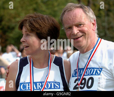 Lord und Mary Archer nehmen am Charity Race Chariots of Fire rund um das Zentrum von Cambridgetown Teil. PRESSEVERBAND Foto Datum: Sonntag, 24 2006. September. Auf den Spuren des Films Chariots of Fire. Das Rennen führt durch die Straßen und Colleges von Cambridge und wird jedes Jahr zur Unterstützung einer anderen Wohltätigkeitsorganisation veranstaltet. Im Jahr 2006 wird die East Anglian Air Ambulance unterstützt. Der Bildnachweis sollte Chris Radburn/PA lauten Stockfoto