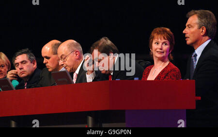 Der britische Premierminister Tony Blair (rechts) sitzt während der Eröffnungssitzung der Labour Party-Konferenz in Manchester mit dem Kanzler Gordon Brown (ganz links), dem stellvertretenden Premierminister John Prescott (dritte rechts) und dem Minister ohne Portfolio Hazel Blears (zweite rechts) zusammen. Stockfoto