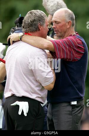 Golf - 36. Ryder Cup - Tag 3 - der K Club. Ein emotionaler Darren Clarke wird von US-Kapitän Tom Lehman beglückwünscht. Stockfoto