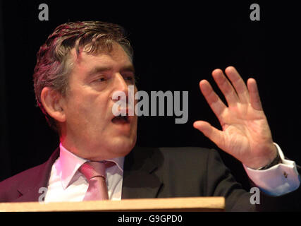 Schatzkanzler Gordon Brown hält seine Rede zum Erreichen der Millenniums-Entwicklungsziele im Comedy Store in Manchester. Stockfoto