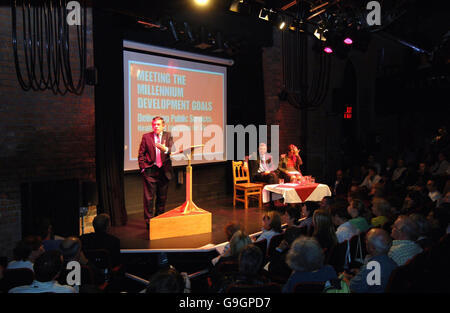 Schatzkanzler Gordon Brown hält seine Rede zum Erreichen der Millenniums-Entwicklungsziele im Comedy Store in Manchester. Stockfoto