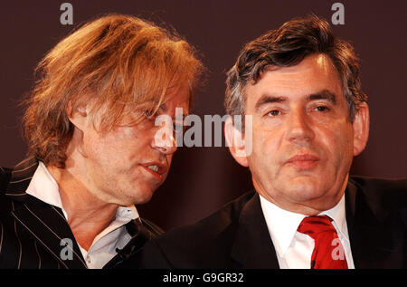 Bundeskanzler Gordon Brown mit Bob Geldof (links) auf der Plattform auf der Labour Party-Konferenz im G-Mex-Zentrum in Manchester. Stockfoto