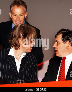 Bundeskanzler Gordon Brown und Premierminister Tony Blair werden von Bob Geldof (links) auf der Plattform auf der Konferenz der Labour Party im G-Mex-Zentrum in Manchester unterstützt. Stockfoto