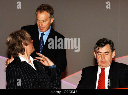 Premierminister Tony Blair begrüßt Bob Geldof (links), der neben dem Kanzler Gordon Brown auf der Plattform auf der Konferenz der Labour Party im G-Mex-Zentrum in Manchester sitzt. Stockfoto