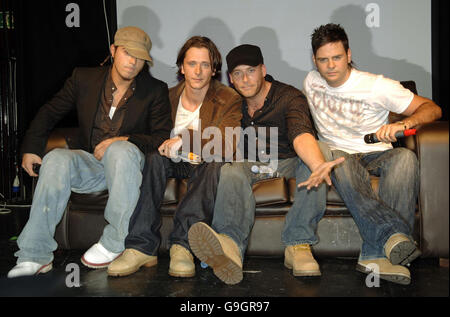 Die Popband Five (von links nach rechts) Abs (Richard Breen), Ritchie Neville, J (Jason 'J' Brown) und Scott Robinson - die jetzt vier Mitglieder umfassen - während einer Pressekonferenz, um ihr Wiedersehen in der Bar Academy in Islington, im Norden Londons, bekannt zu geben. Stockfoto