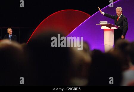 Der ehemalige US-Präsident Bill Clinton spricht auf der Konferenz der Labour Party, während Premierminister Tony Blair (l.) darauf schaut. Stockfoto