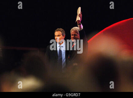 Der ehemalige US-Präsident Bill Clinton (rechts) wird von Premierminister Tony Blair auf der Bühne begleitet, nachdem er seine Rede vor der Konferenz der Labour Party gehalten hat. Stockfoto