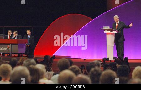 Der ehemalige US-Präsident Bill Clinton spricht auf der Konferenz der Labour Party, während Schatzkanzler Gordon Brown, der Stellvertreter des Premierministers John Prescott und Premierminister Tony Blair auf die Konferenz blicken. Stockfoto