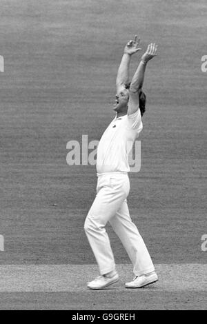 Cricket - die Wisden Trophy - zweiter Test - England gegen Westindien - Lord's - Dritter Tag. Englands Ian Botham feiert die Einnahme des Wickels von Kapitän Clive Lloyd in West-Indien (nicht im Bild) Stockfoto