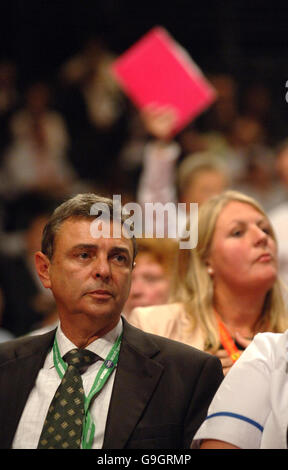 Dave Prentis, der Generalsekretär von UNISON, hört den Delegierten während der Bildungs- und Gesundheitssitzung auf der Labour Party Konferenz in Manchester zu Stockfoto