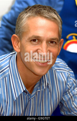 Der ehemalige englische Fußballspieler und Fernsehmoderator Gary Lineker in einem Marks & Spencer-Geschäft in der Londoner Oxford Street. Stockfoto