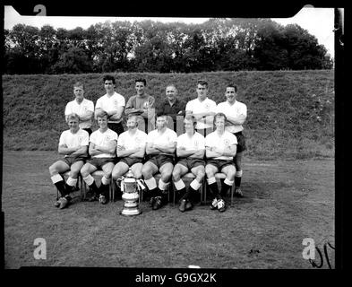 Tottenham Hotspur Team Group: (Hintere Reihe, l-r) Peter Baker, Maurice Norman, Bill Brown, Manager Bill Nicholson, Ron Henry, Dave Mackay (erste Reihe, l-r) Terry Medwin, John White, Danny Blanchflower, Bobby Smith, Jimmy Greaves, Cliff Jones Stockfoto