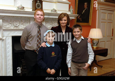 Die Frau der Premierministerin Cherie Blair trifft (von links) Callum Dancer, Ellie Taylor und Keaton Urdmann, alle aus Sheffield Hillsborough, in der Downing Street 10 im Zentrum von London, wo sie heute eine Teeparty veranstaltete. Stockfoto