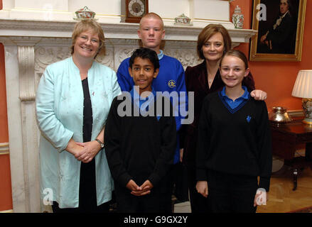 Die Frau der Premierministerin Cherie Blair trifft (von links) Anne Snelgrove MP, Matthew Gowshall, Luke Hobbs und Josie Palmer, alle aus South Swindon, in der Downing Street 10 im Zentrum von London, wo sie heute eine Teeparty veranstaltete. Stockfoto