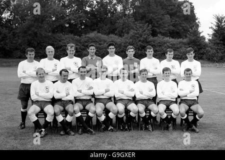 Tottenham Hotspur erste Mannschaft. (Hintere Reihe l-r) Alan Mullery, Philip Beal, Laurie Brown, Bill Brown, Maurice Norman, Pat Jennings, Cyril Knowles, Roy Low und Eddie Clayton. (Vordere Reihe l-r) Frank Saul, Jimmy Greaves, Alan Gilzean, Ron Henry, Dave Mackay, Cliff Jones, Jimmy Robertson und Keith Weller. Stockfoto