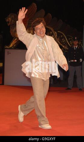 AP OUT Jackie Chan bei der Premiere seines neuen Films Rob-B-Hood im Palazzo del Casino, Venedig, Italien während des Filmfestivals in Venedig. DRÜCKEN SIE VERBANDSFOTO. Bilddatum: Freitag, 8. September 2006. DRÜCKEN SIE VERBANDSFOTO. Der Bildnachweis sollte lauten: Ian West/PA Stockfoto