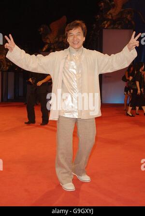 Jackie Chan bei der Premiere seines neuen Films Rob-B-Hood im Palazzo del Casino, Venedig, Italien während des Filmfestivals in Venedig. DRÜCKEN SIE VERBANDSFOTO. Bilddatum: Freitag, 8. September 2006. DRÜCKEN SIE VERBANDSFOTO. Der Bildnachweis sollte lauten: Ian West/PA Stockfoto