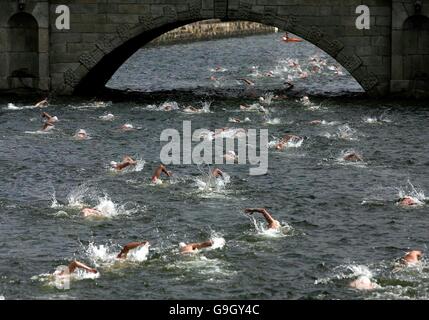 Die Teilnehmer des 86. Jährlichen Liffey Schwimmen in Dublin heute. Stockfoto