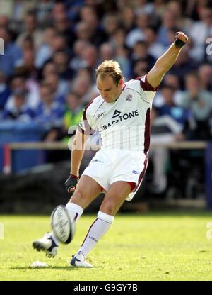 Rugby Union - Guinness Premiership - Bath V Leicester - Erholungsgebiet - Bath. Andy Goode von Leicester tritt beim Guinness Premiership-Spiel auf dem Recreation Ground in Bath eine Strafe gegen Bath aus. Stockfoto