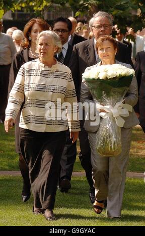 DER US-Botschafter in Großbritannien, Robert Tuttle, folgt Alex Clarke, dem Vorsitzenden der United Kingdom Family Support Group (S11UKFSG) am 11. September und der britischen Ministerin für Kultur, Medien und Sport, Tessa Jowell, auf der Gedenkstätte am Grosvenor Square im Zentrum von London, An die britischen Opfer der Terroranschläge vom 11. September auf das World Trade Center in New York vor heute fünf Jahren. Stockfoto